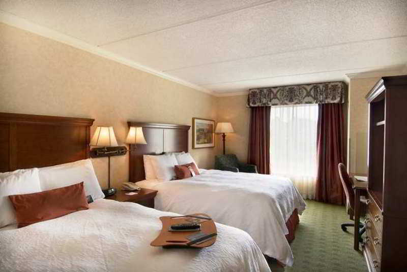 Hampton Inn & Suites Youngstown-Canfield Room photo